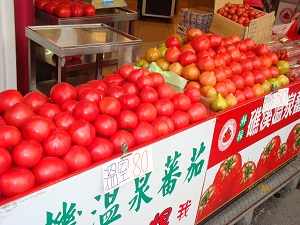 Jiaoxi shopping for green onions and tomatoes