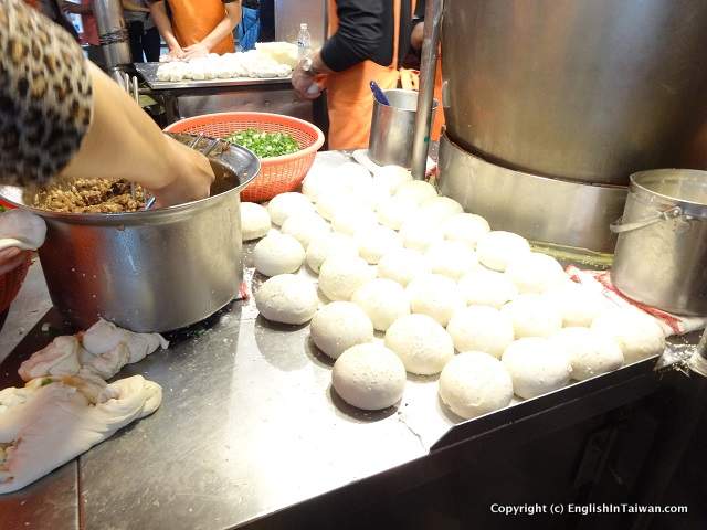 Black Pepper Bun at Raohe Night Market