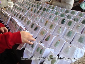 what to buy at the kaohsiung jade night market